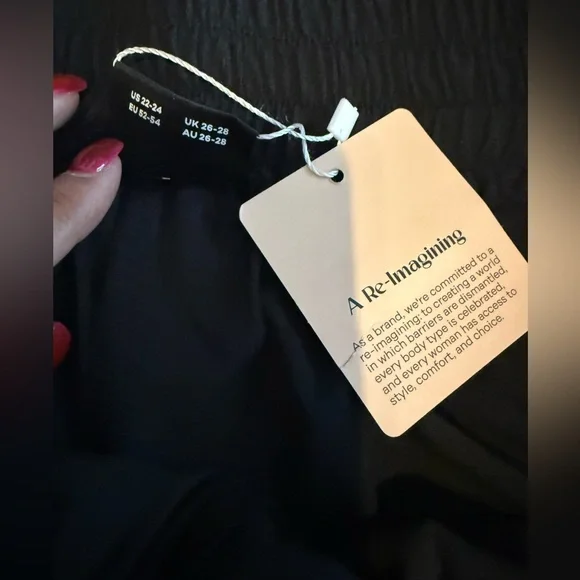 BloomChic Black Cropped Wide-Leg Pants with Laser-Cut Hem size 22-24 - NWT - Picture 4 of 9